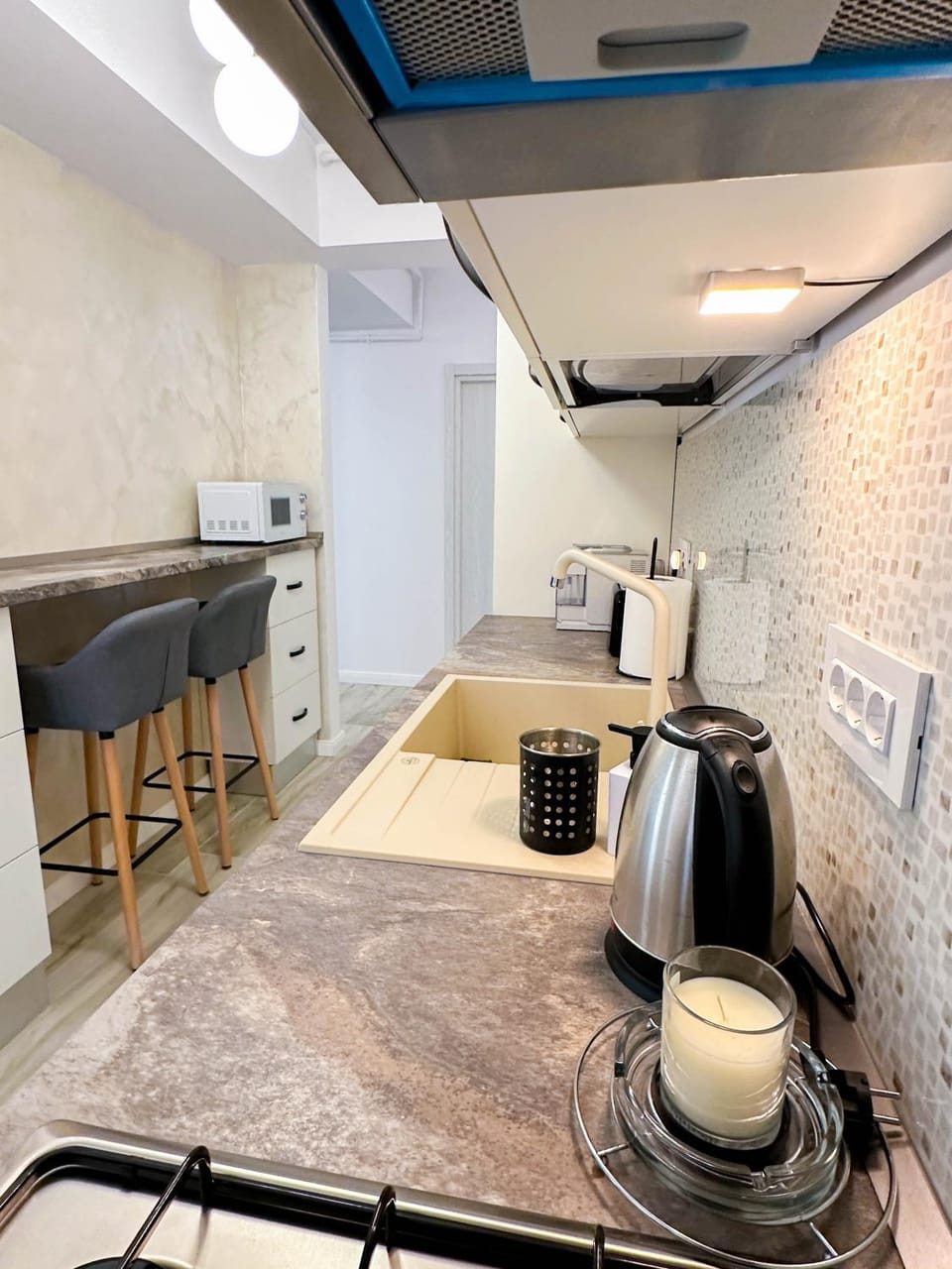 Coffee/tea facilities, Kitchen or kitchenette, Dining area, minibar, stove, toaster