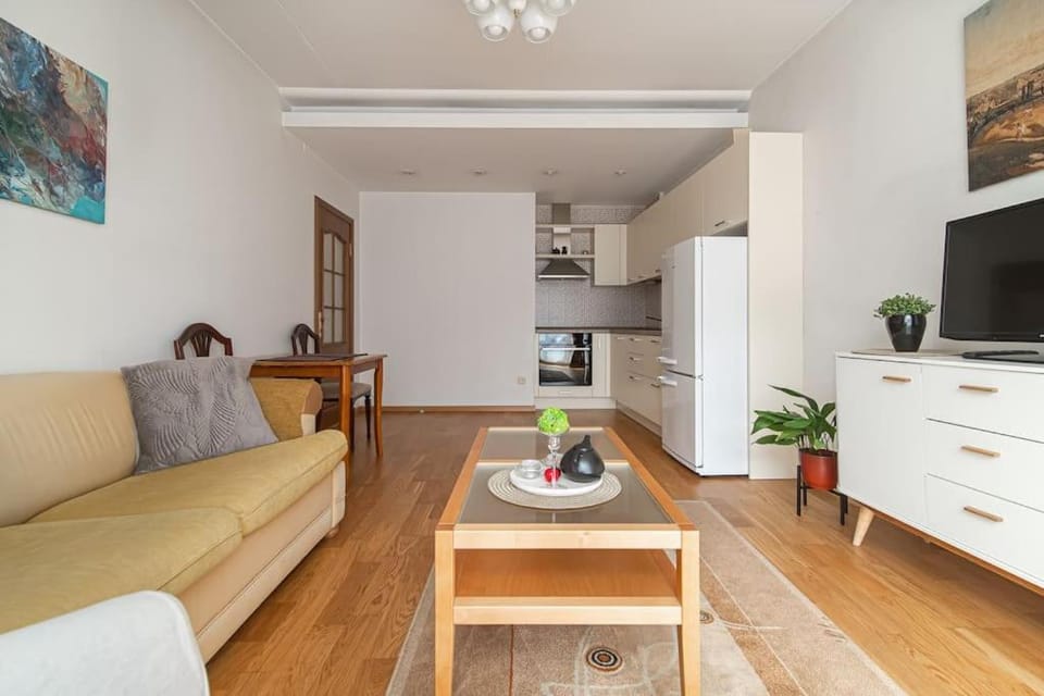 TV and multimedia, Kitchen or kitchenette, Living room, Seating area, Dining area