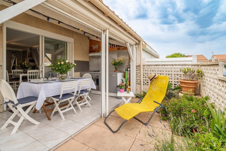 Property building, Balcony/Terrace, Living room