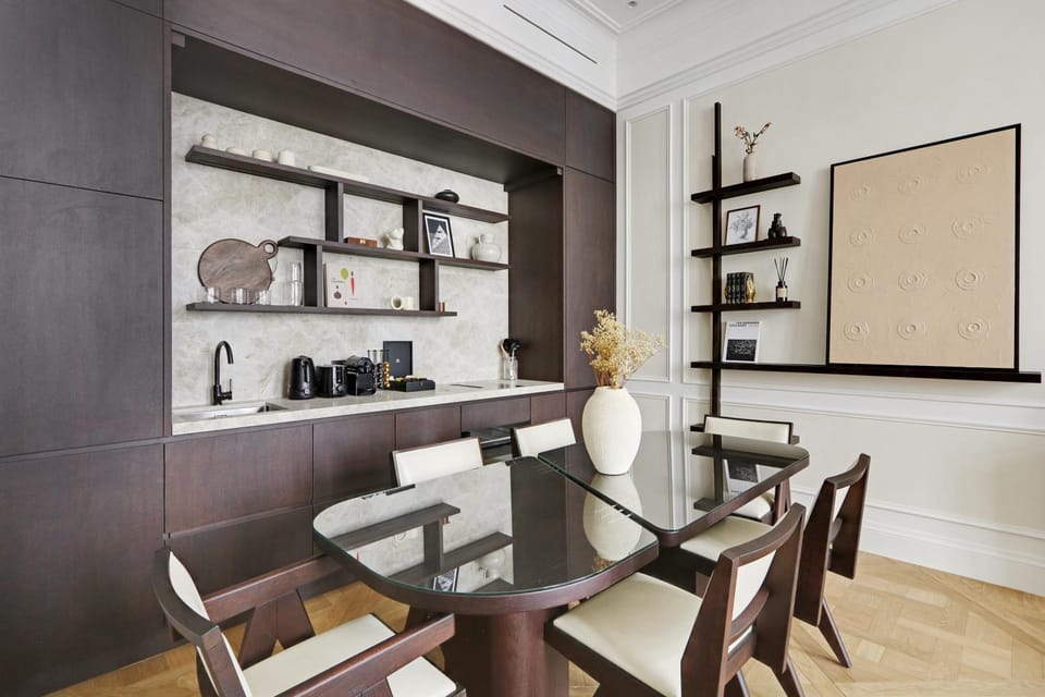 Coffee/tea facilities, Kitchen or kitchenette, Living room, Seating area, Dining area