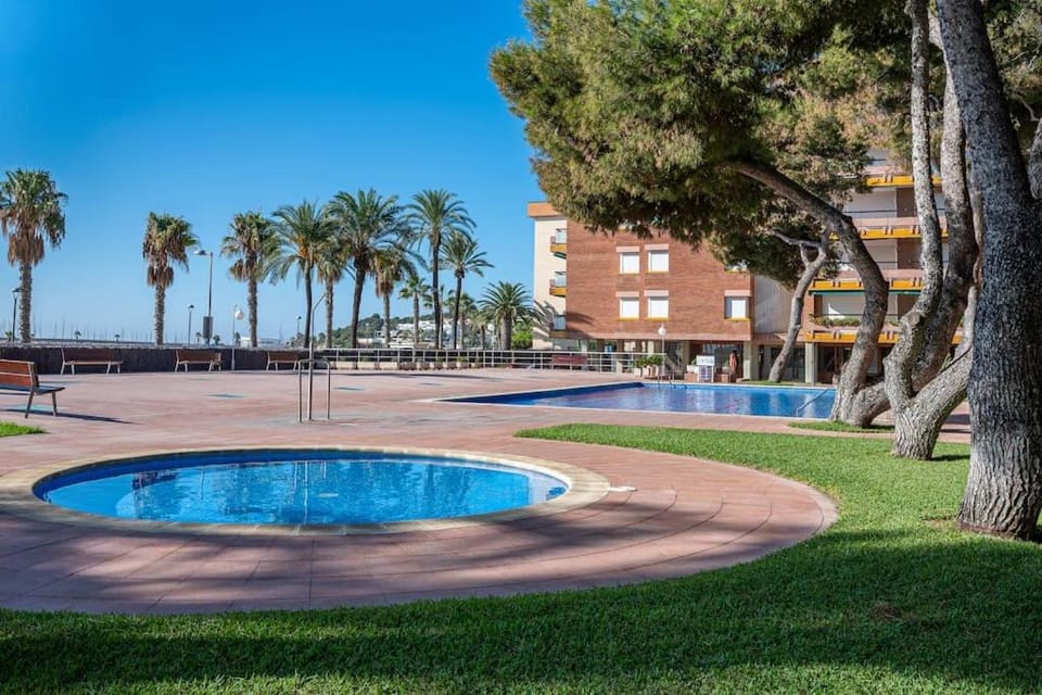 AT145 Pins, piscina, primera línea, vista mar Apartment in Torredembarra
