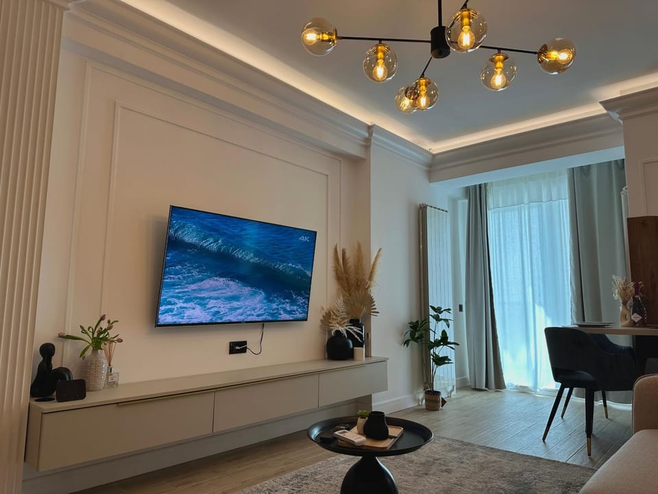 Communal lounge/ TV room, TV and multimedia, Living room, Seating area, Evening entertainment