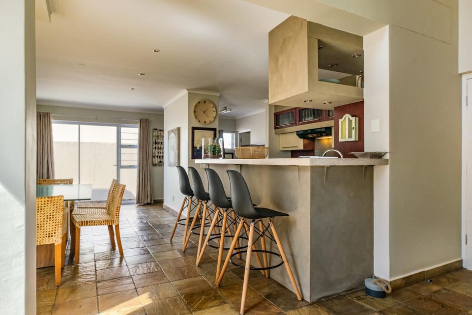 Kitchen or kitchenette, minibar, kitchen