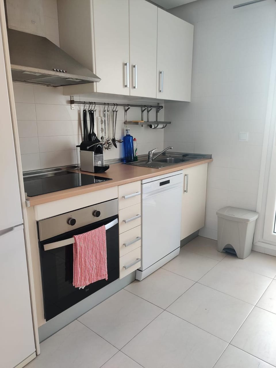 Coffee/tea facilities, Kitchen or kitchenette, stove