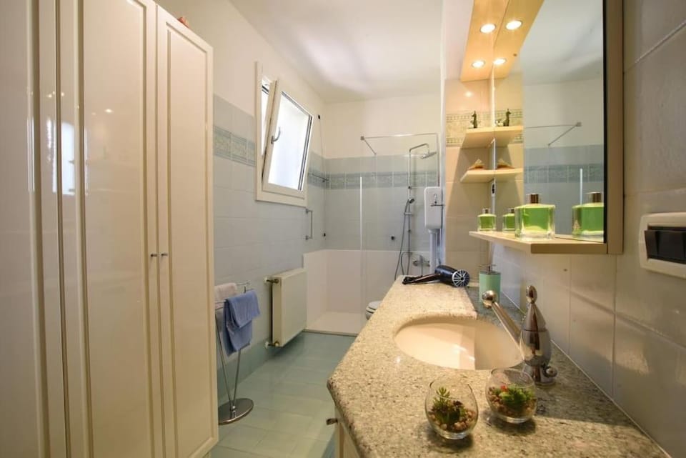Shower, Bathroom, towels