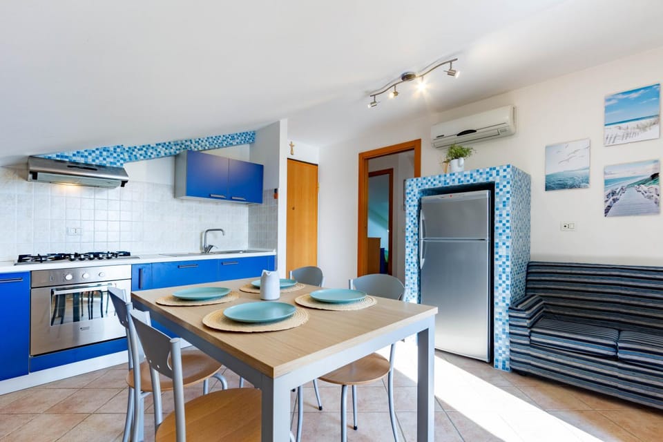 Kitchen or kitchenette, Dining area, oven, stove, air conditioner