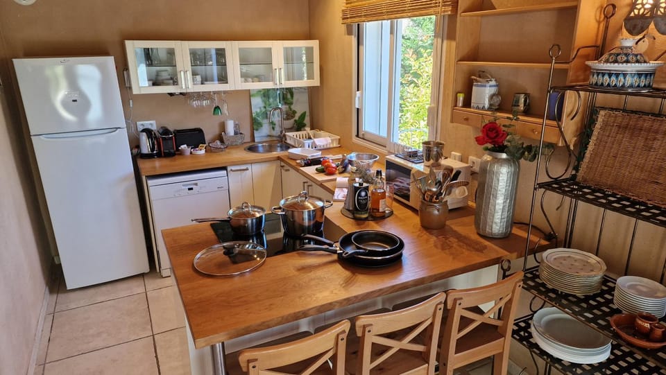 Dining area, kitchen
