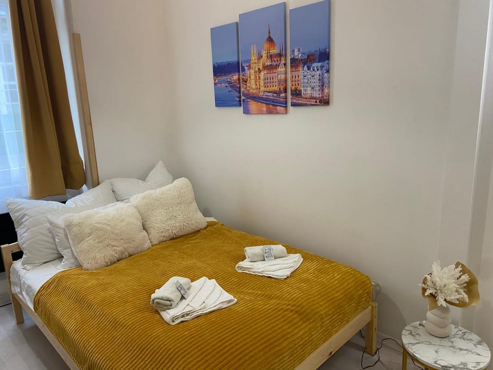 Twilight Zone Studio Apartment in Budapest