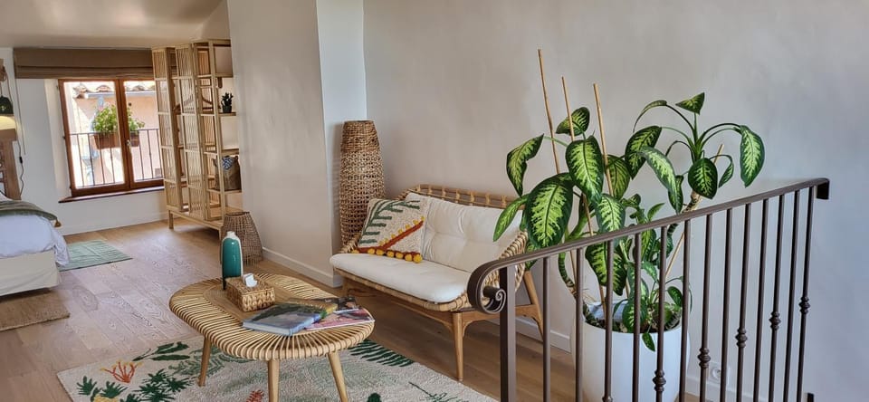 Photo of the whole room, Seating area, Bedroom