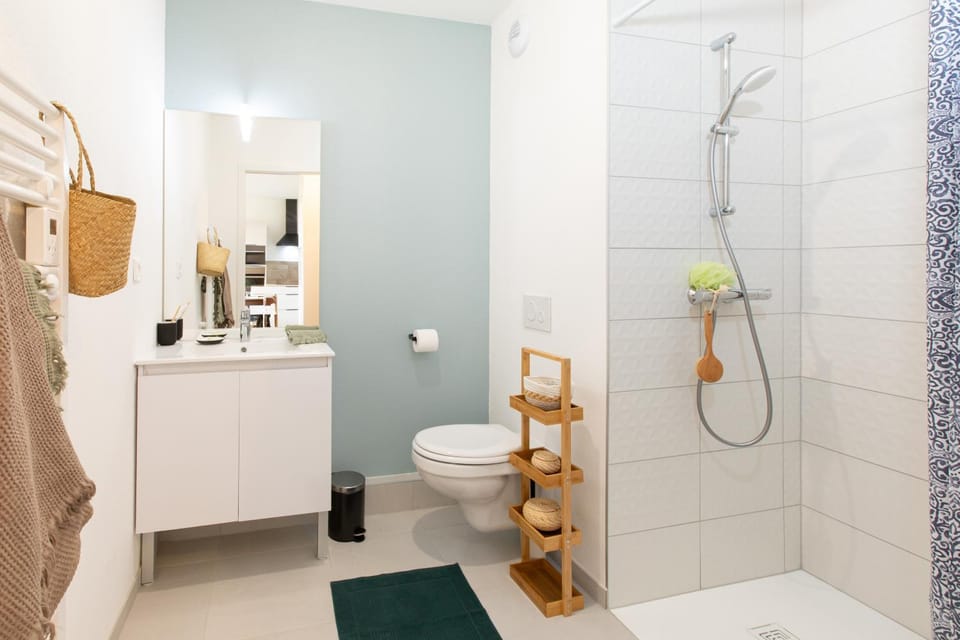 Shower, Toilet
