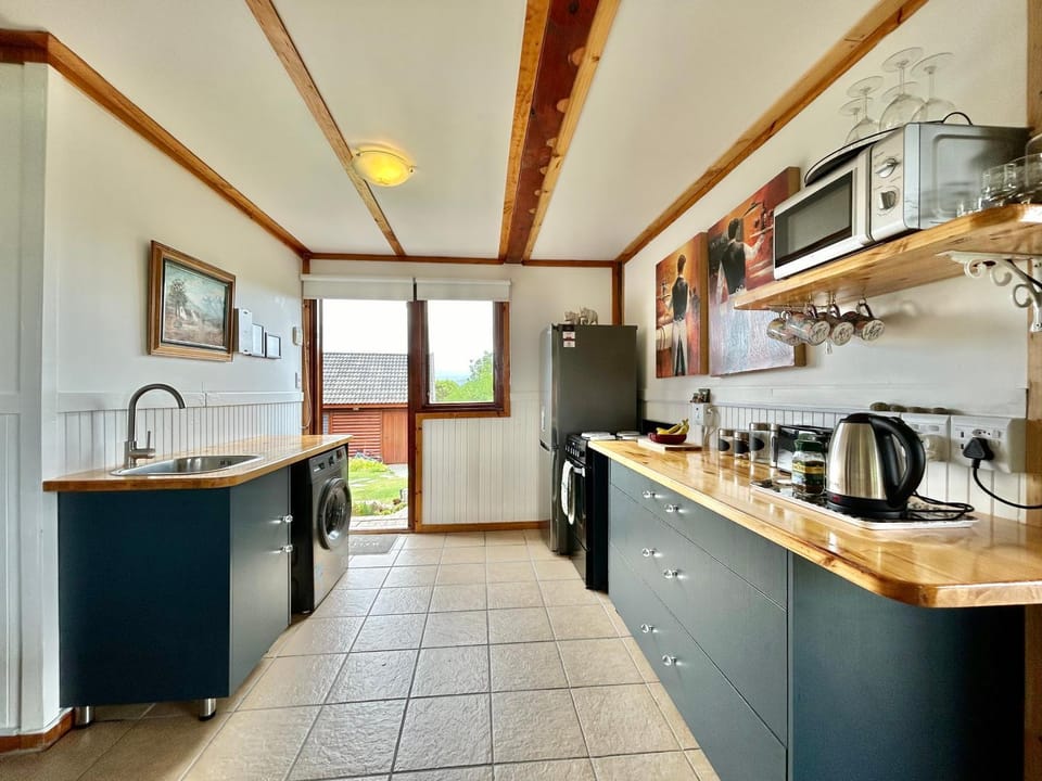 Coffee/tea facilities, Kitchen or kitchenette, dishwasher, oven, stove, toaster