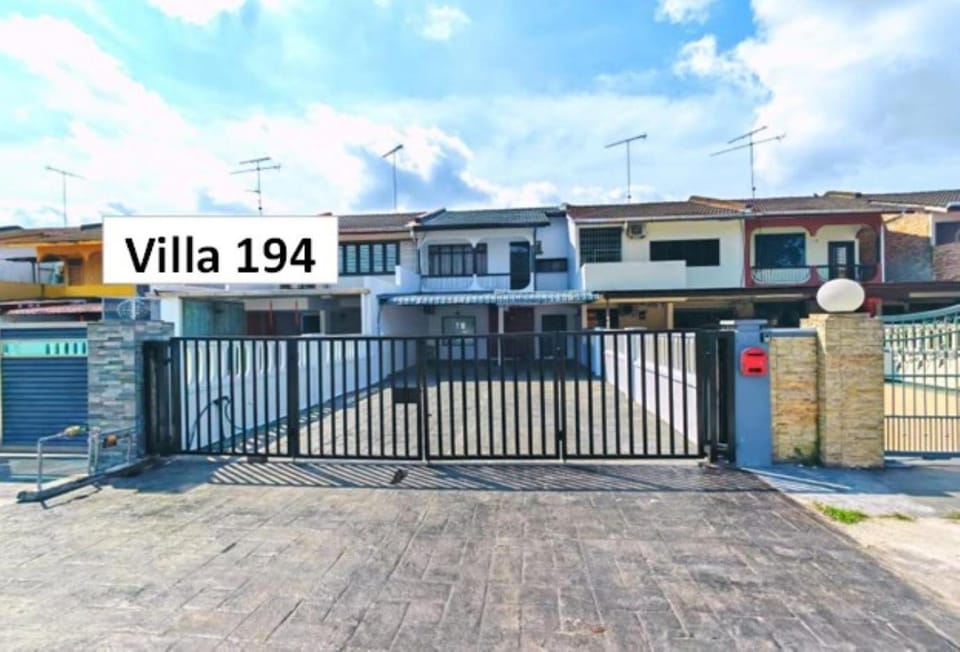 Kulai Tmn Putri Tmn Gunung Pulai Tmn Baiduri Tmn Kota Kulai Tmn Lagenda Kulai 3-5BR near Airport JPO IOI Villa in Johor
