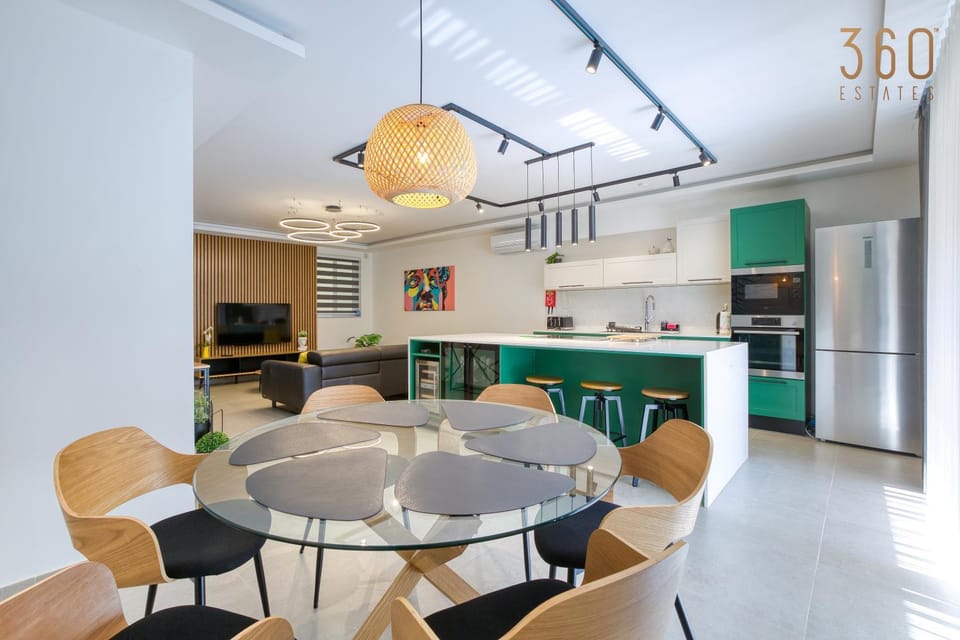 Kitchen or kitchenette, Living room, Dining area, minibar, oven, pet friendly