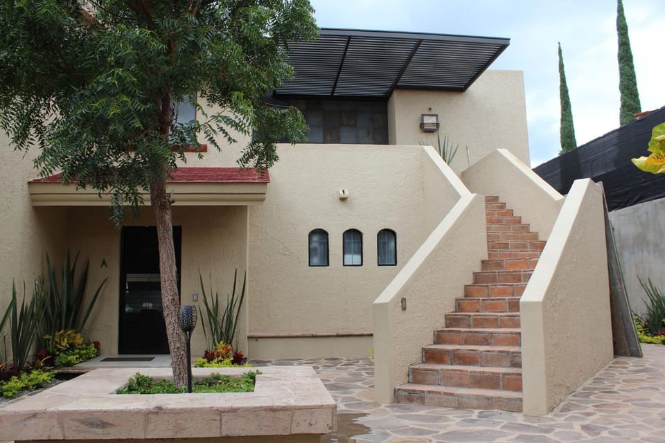 Ajijic Modern 1 King Bedroom Unit-Walk To Everything -Bikes-Gym-Pickleball Court House in Chapala