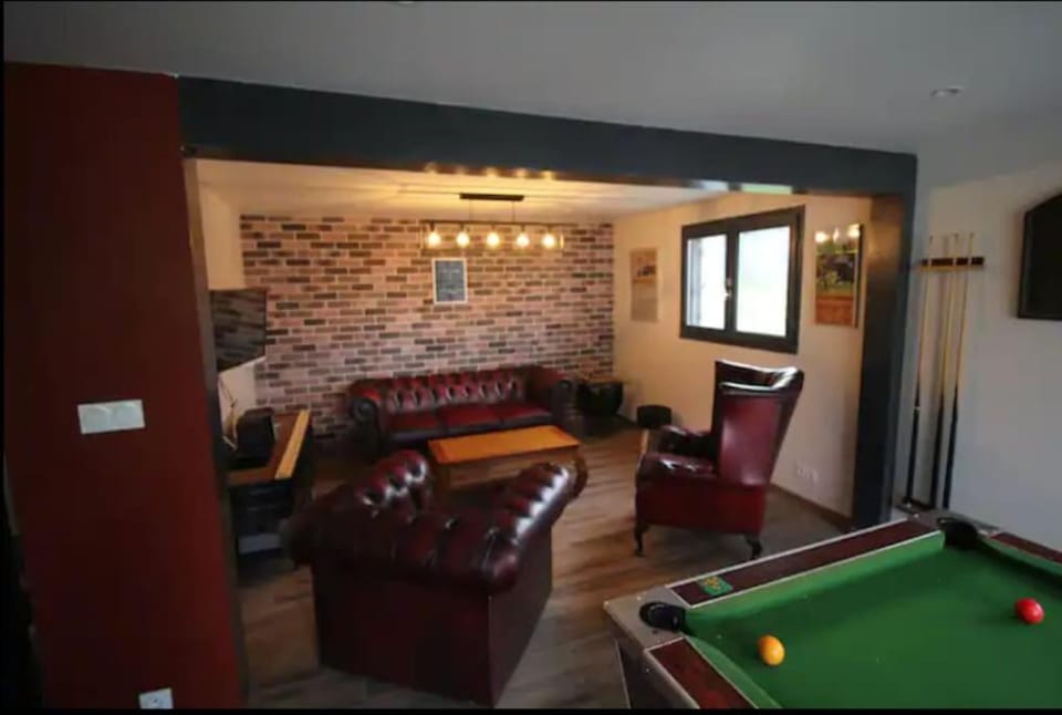 Billiard, Game Room