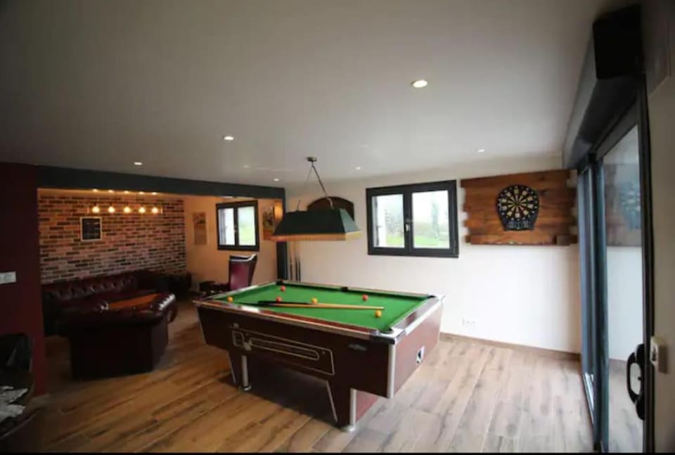 Billiard, Game Room