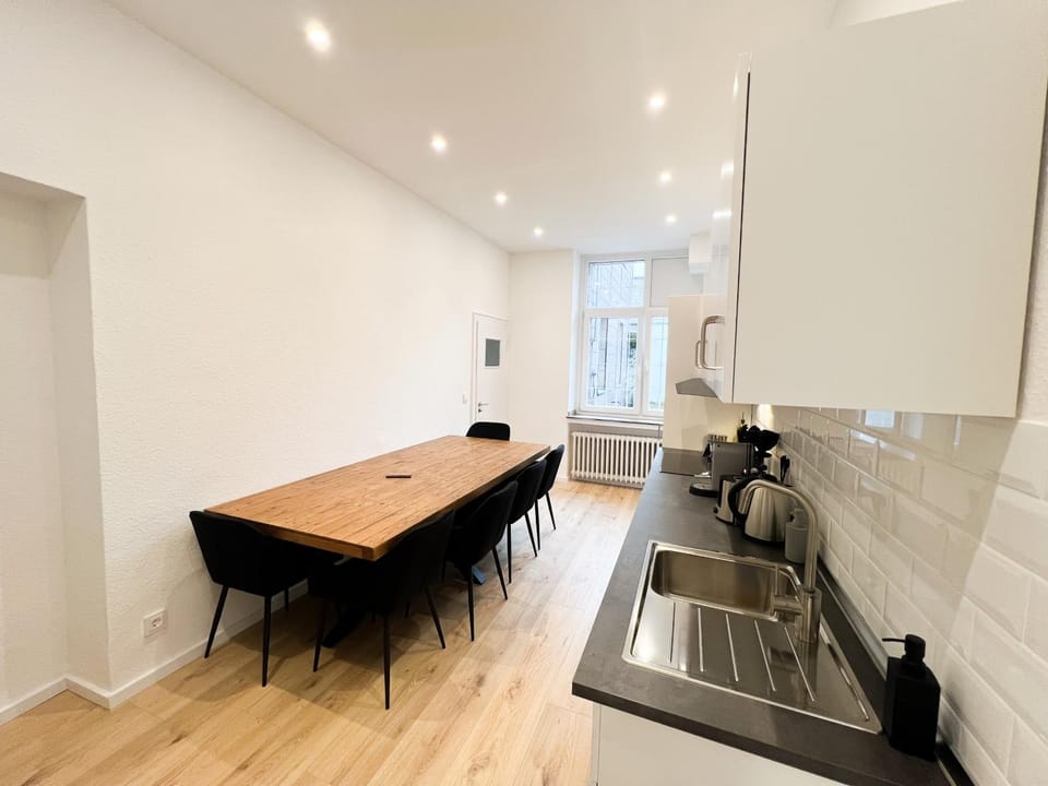 Kitchen or kitchenette, Dining area, stove