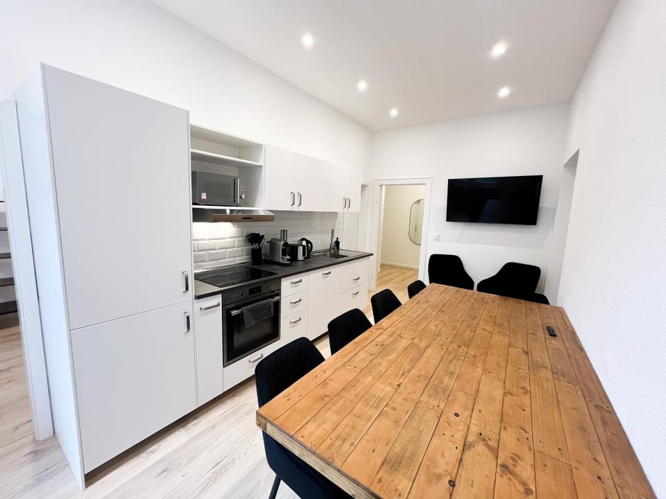 TV and multimedia, Kitchen or kitchenette, Living room, Seating area, Dining area, dishwasher, oven, stove