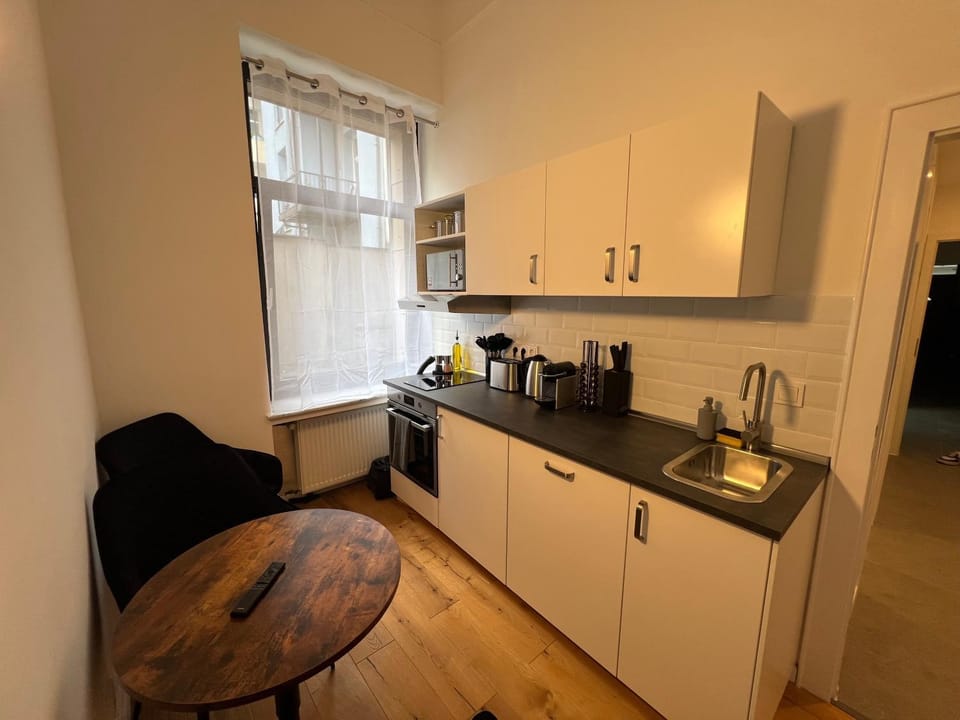 Coffee/tea facilities, Kitchen or kitchenette, Dining area, dishwasher, oven, stove