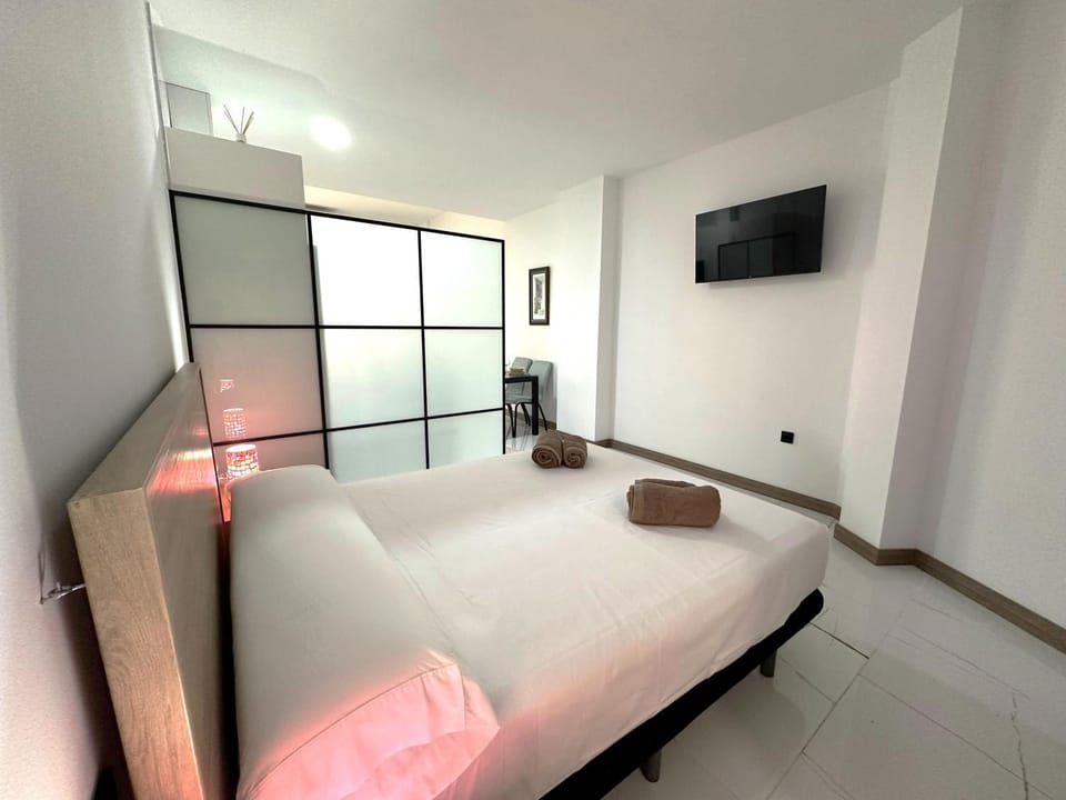 Bed, TV and multimedia, Bedroom