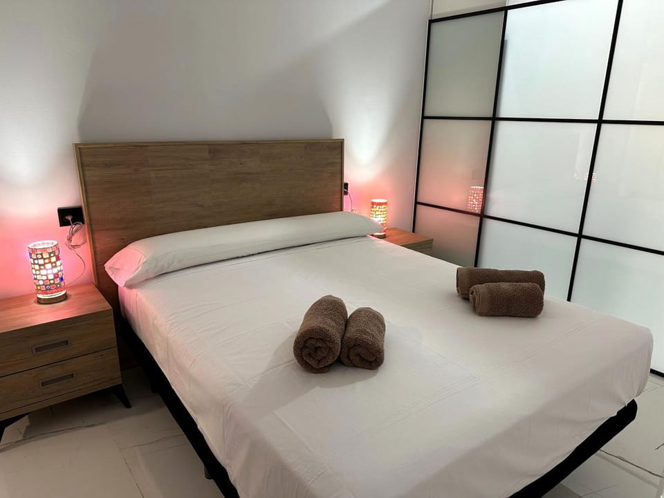 Bed, Bedroom, towels