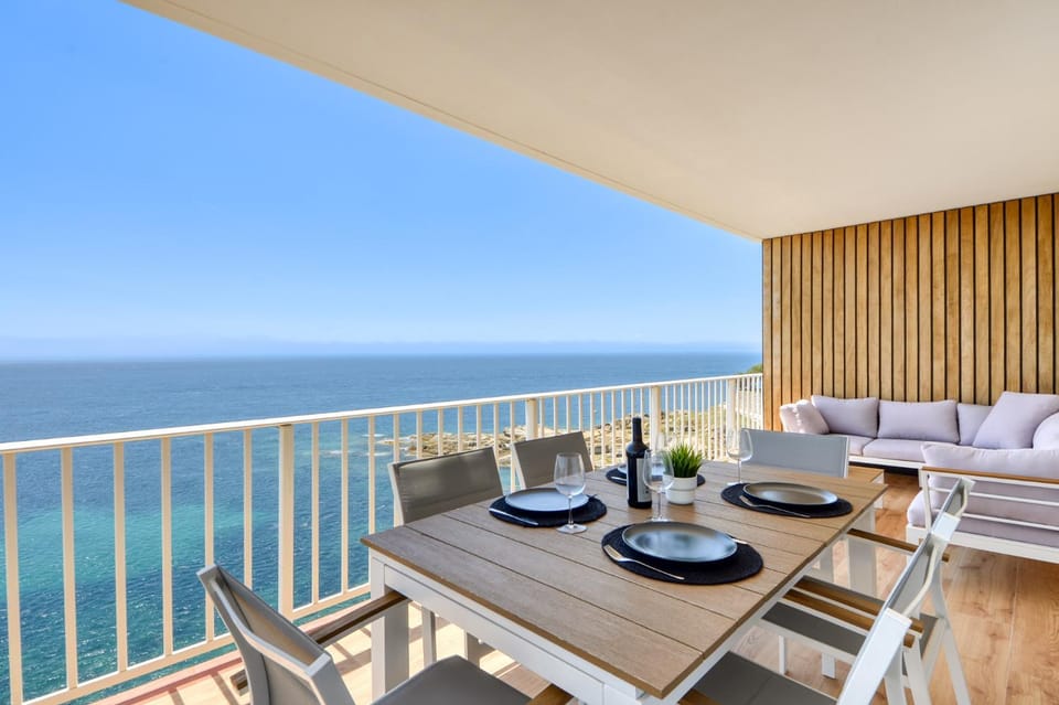 View (from property/room), Balcony/Terrace, Dining area, Sea view