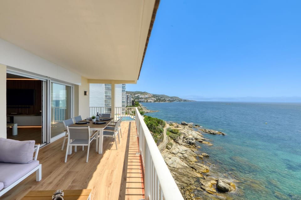 Natural landscape, View (from property/room), Balcony/Terrace, Dining area, Sea view