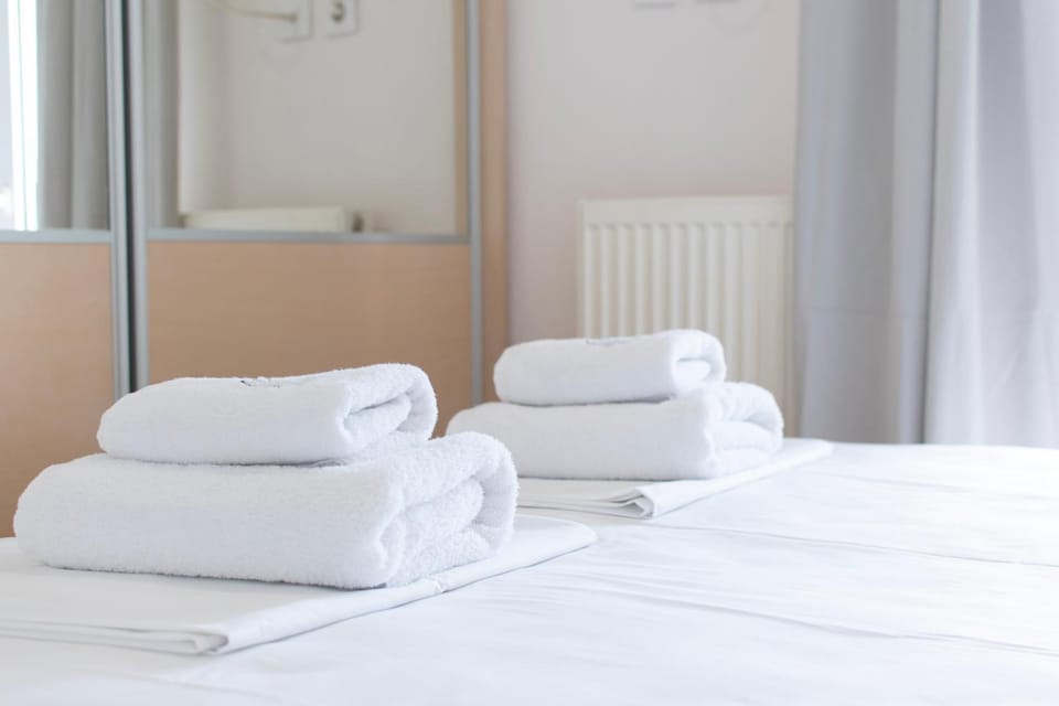 Bed, towels