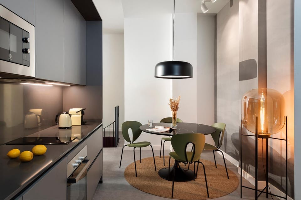 Kitchen or kitchenette, Dining area