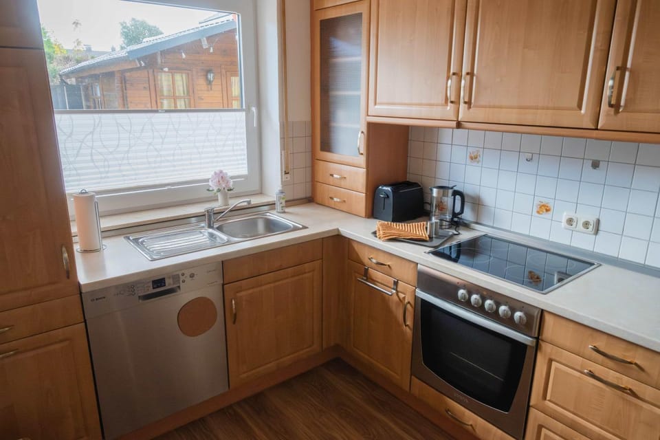 Coffee/tea facilities, Kitchen or kitchenette, dishwasher, stove, toaster