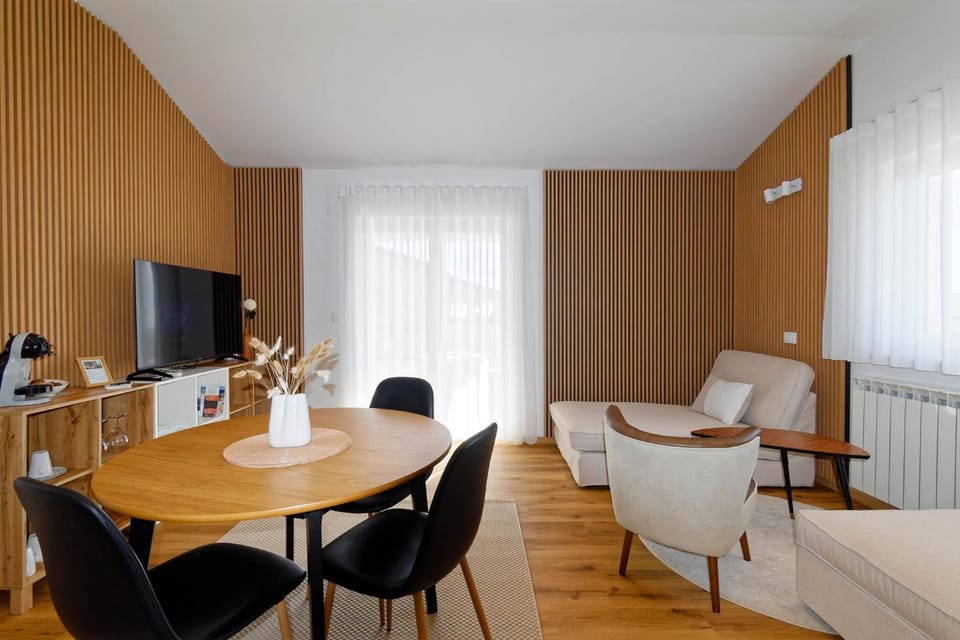 TV and multimedia, Living room, Seating area, Dining area