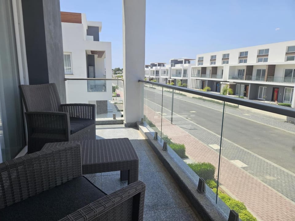 Property building, Patio, Day, View (from property/room), Balcony/Terrace, Living room, Seating area, City view, Location, Parking