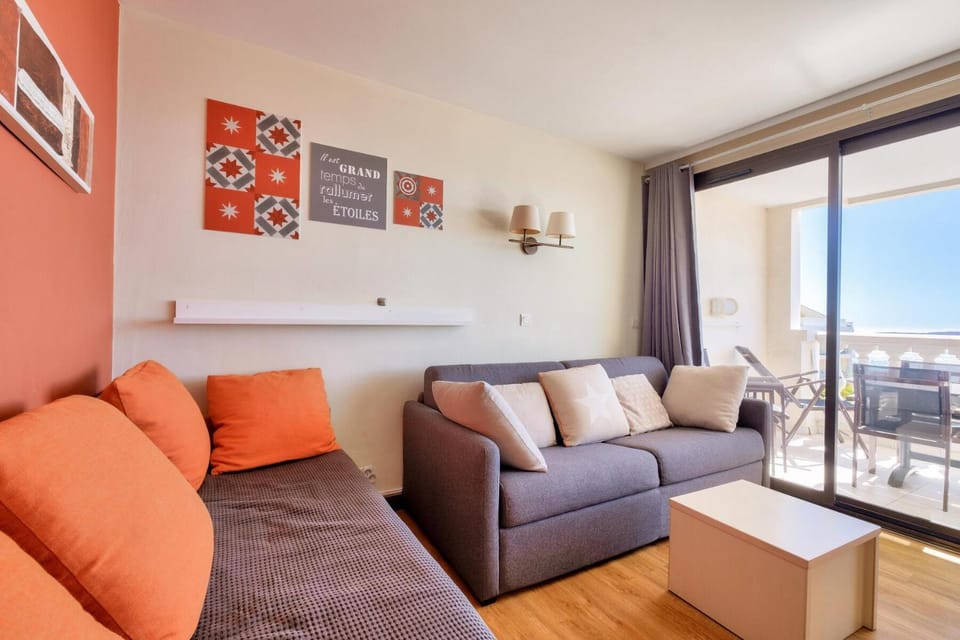 Bed, Living room