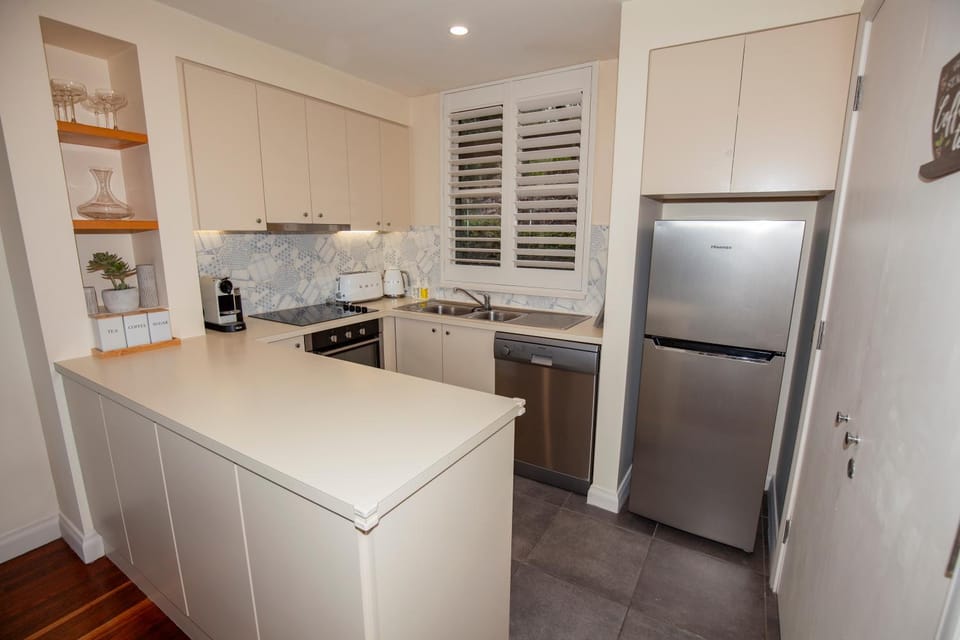 Coffee/tea facilities, Kitchen or kitchenette, dishwasher, oven, stove, toaster, laundry