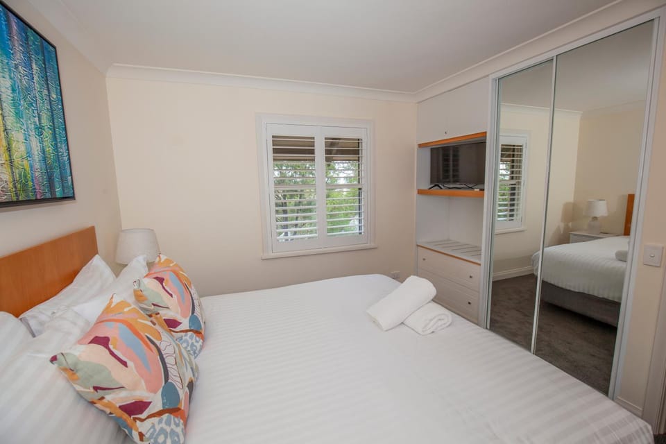 Bed, TV and multimedia, Photo of the whole room, Bedroom, furniture, towels, wardrobe, air conditioner