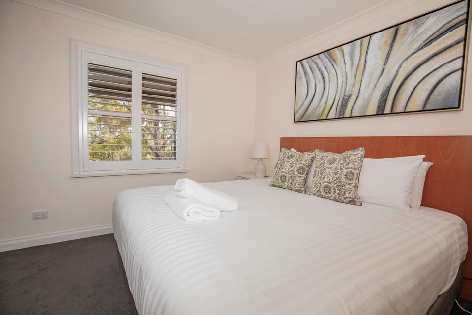 Bed, TV and multimedia, Photo of the whole room, Bedroom, towels, wardrobe, air conditioner