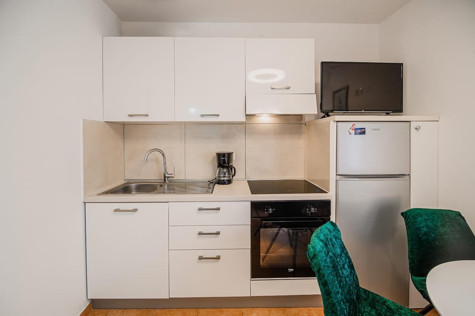 Coffee/tea facilities, Kitchen or kitchenette, oven