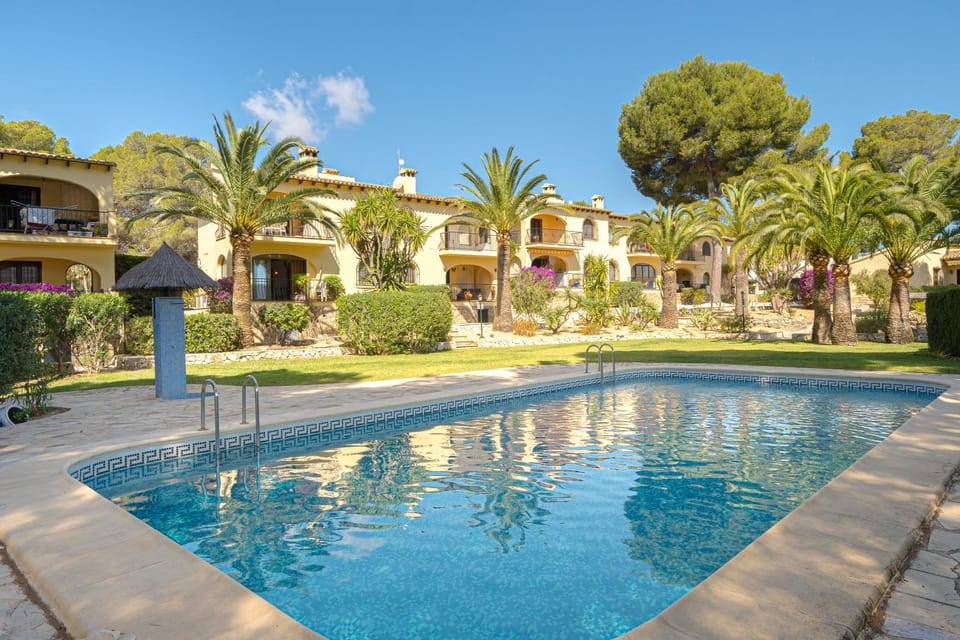 Property building, Garden view, Pool view, Swimming pool