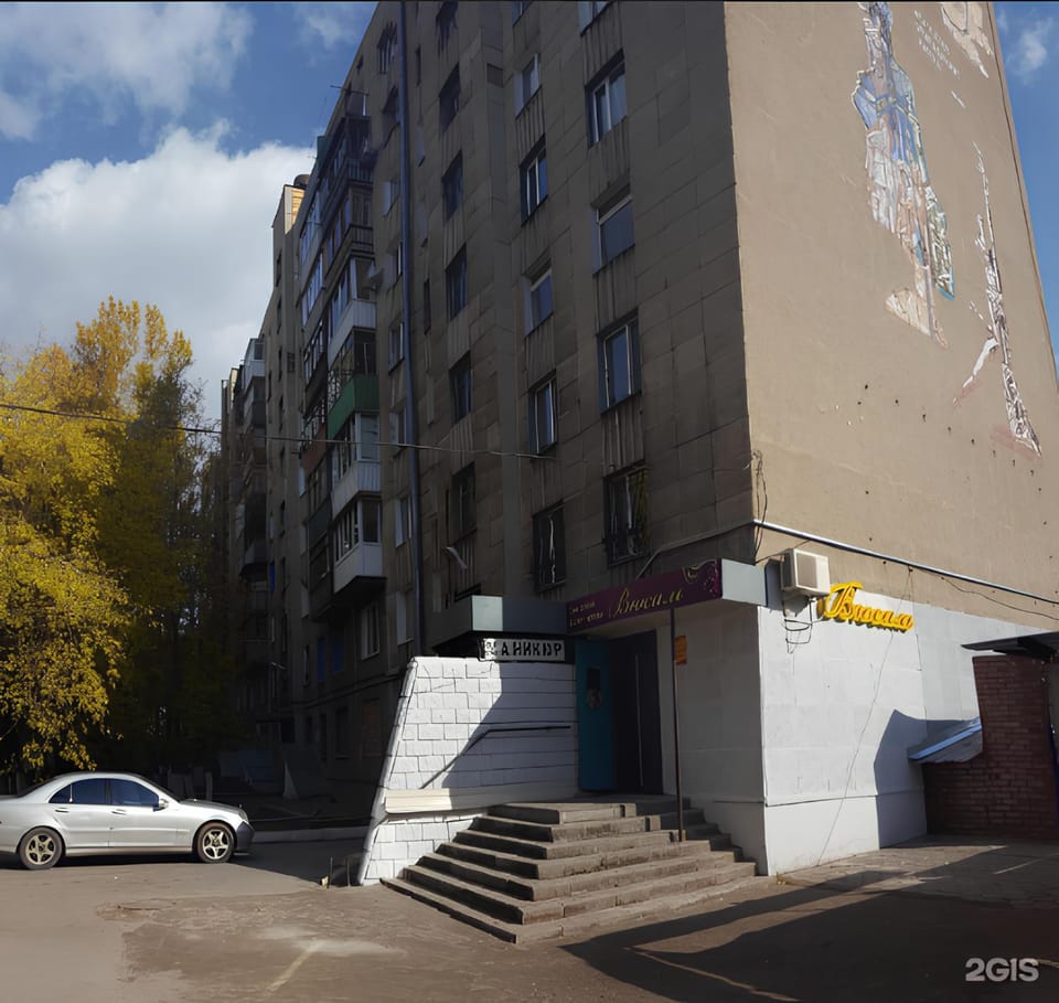 Property building, Facade/entrance, Day, Neighbourhood, View (from property/room), Street view, Parking