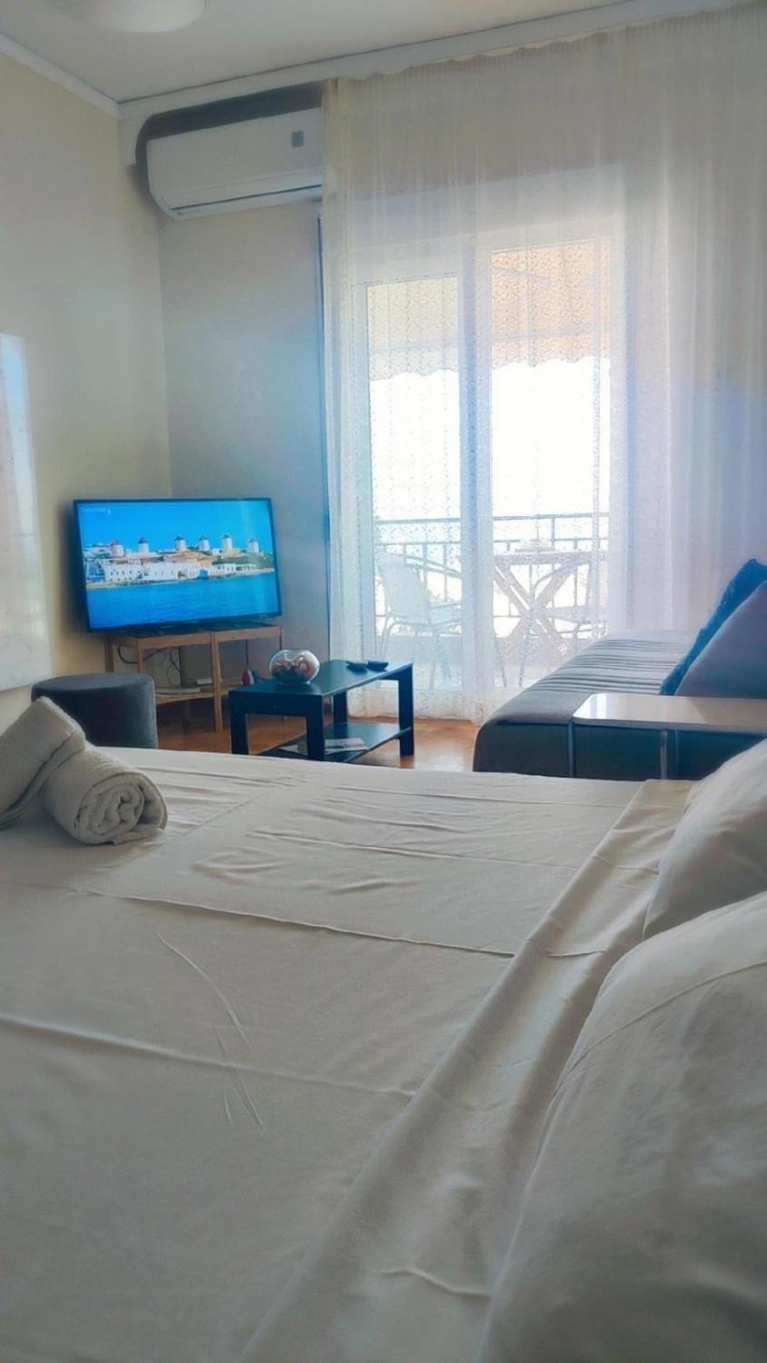Communal lounge/ TV room, Bed, TV and multimedia, Bedroom, towels, air conditioner