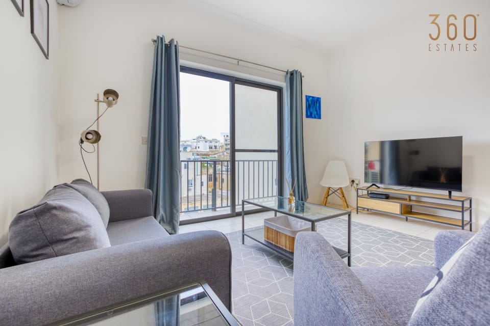 Communal lounge/ TV room, TV and multimedia, View (from property/room), Balcony/Terrace, Living room, Seating area, Evening entertainment