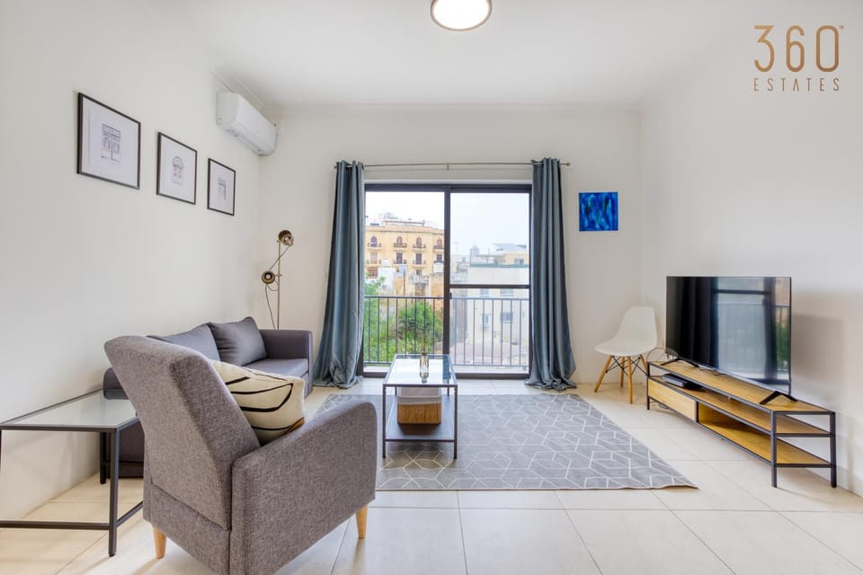Communal lounge/ TV room, TV and multimedia, Living room, Seating area, Evening entertainment, air conditioner
