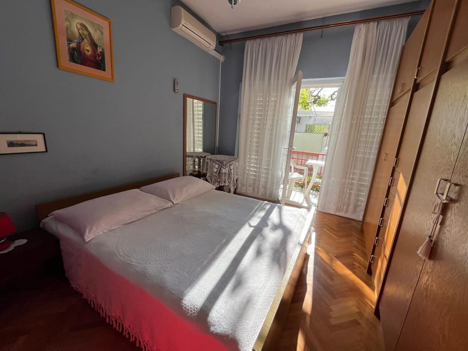 Bed, Bedroom, air conditioner