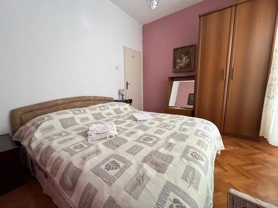 Bed, Photo of the whole room, Bedroom, towels, wardrobe