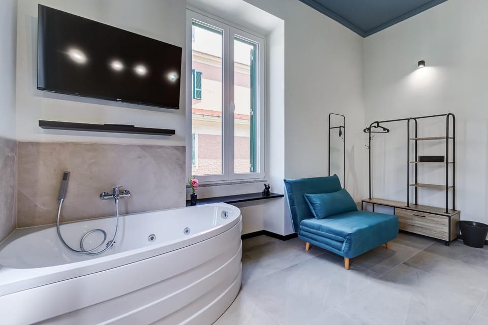 Bathroom, TV and multimedia, Bath, towels