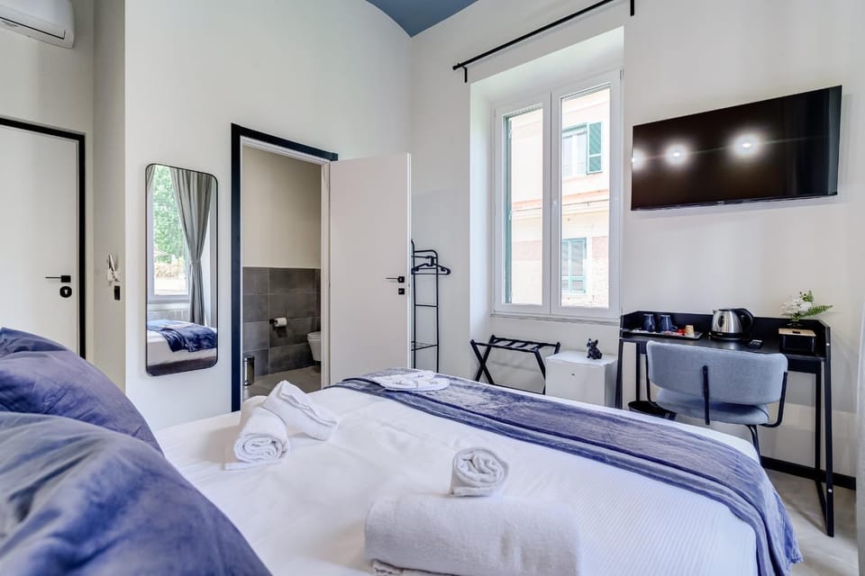 Bed, TV and multimedia, Photo of the whole room, Bedroom, towels, air conditioner
