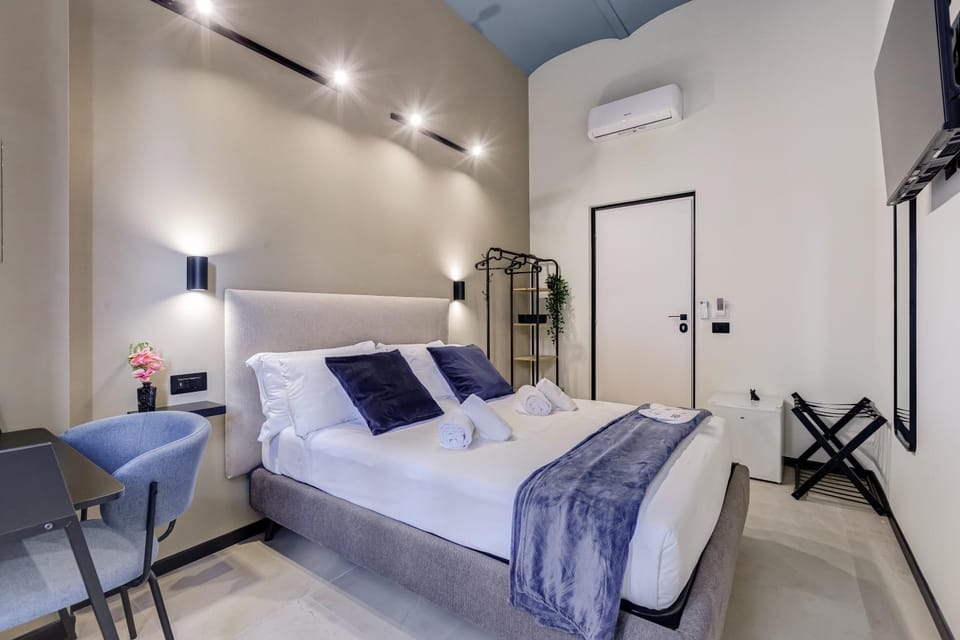 Bed, TV and multimedia, Seating area, Bedroom, air conditioner