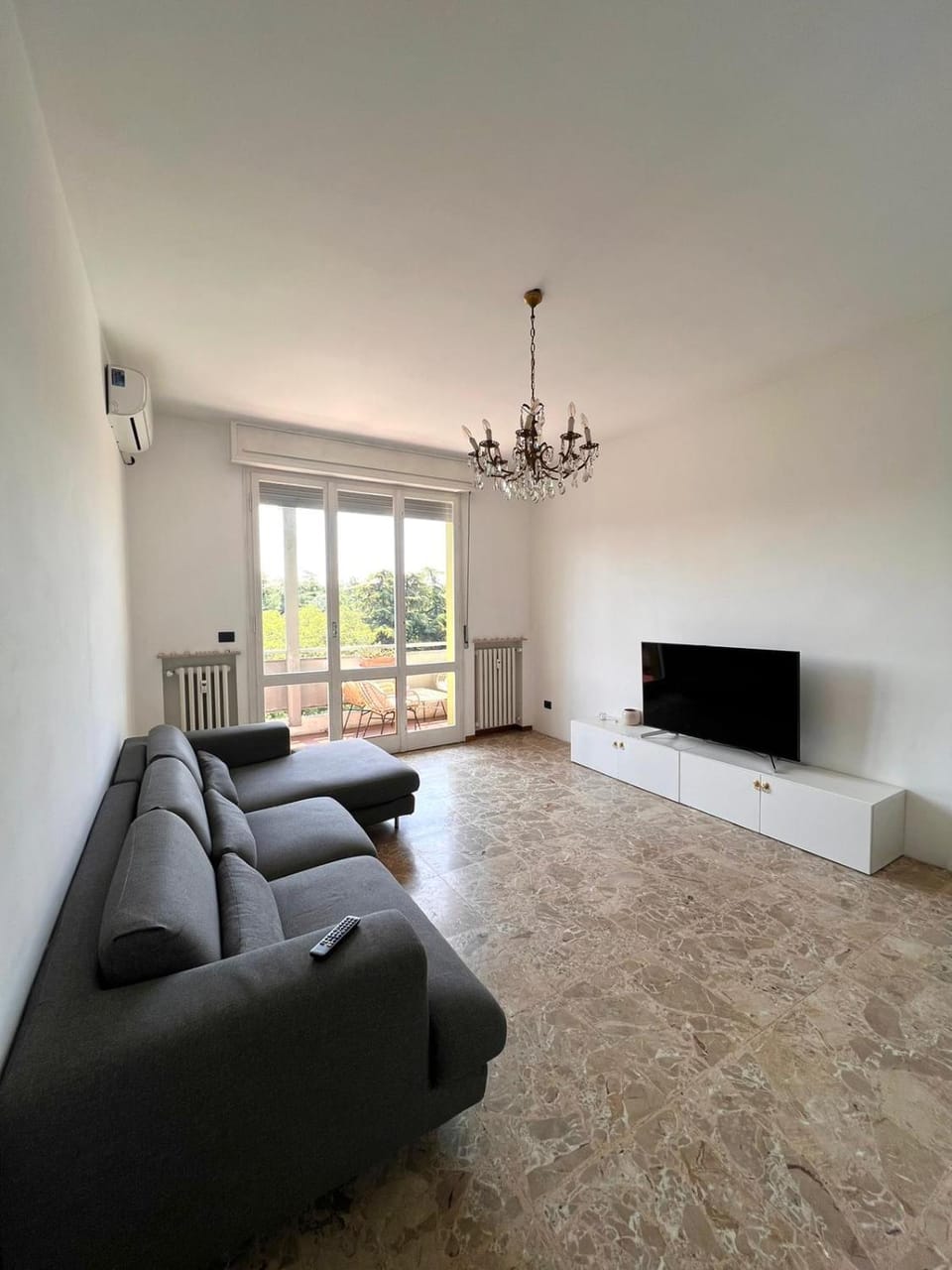 Living room, Seating area, Evening entertainment
