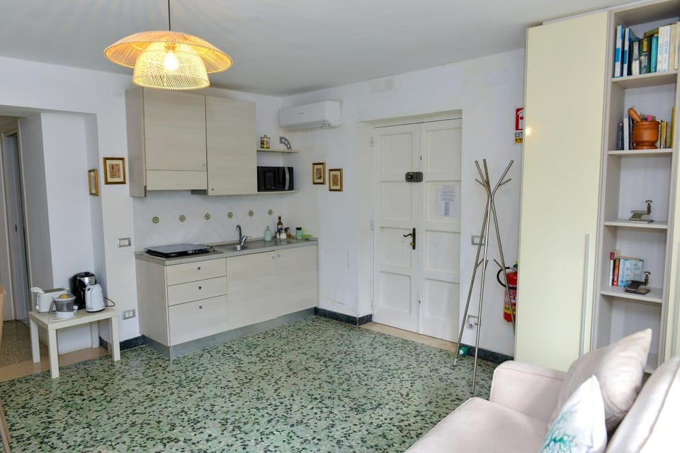 Coffee/tea facilities, microwave, toaster, kitchen, air conditioner
