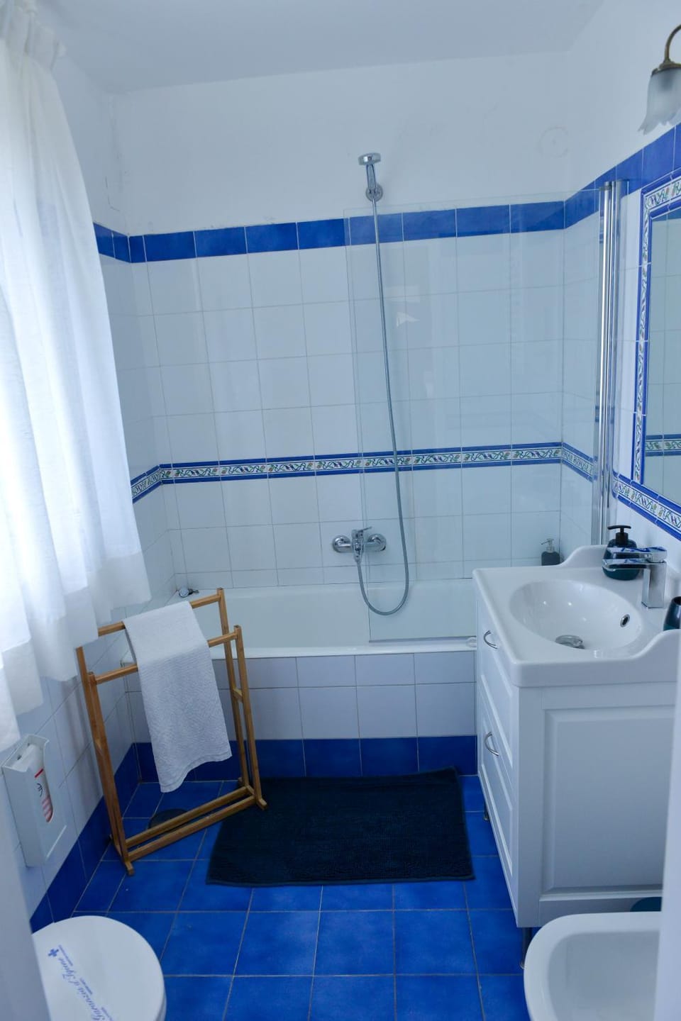 Shower, Toilet, Bathroom, Bath, bidet, towels